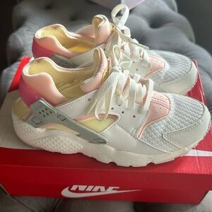 SOLD- Nike Huarache Run GS G 5.5 Youth